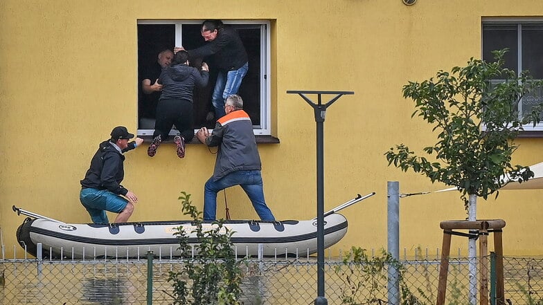 Nach sintflutartigen Regenfällen stehen in Tschechien ganze Landstriche unter Wasser.