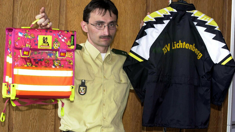 Der Pressesprecher der Polizeidirektion Hof, Klaus Bernhardt, zeigt am 11.05.2001 Vergleichsstücke des Schulranzens und der Jacke der vermissten neunjährigen Peggy.