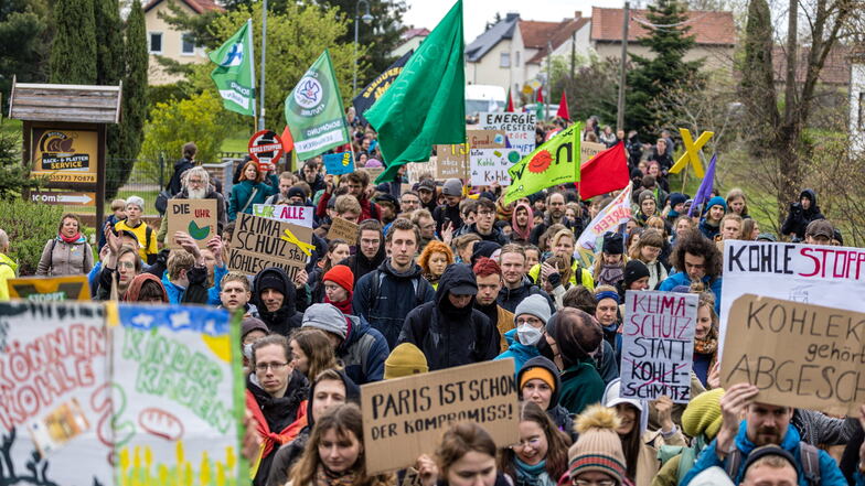 Ein Bündnis aus Umweltverbänden, Klimagruppen und lokalen Initiativen hatte zu der Demonstration am Tagebau Nochten in der Lausitz aufgerufen.