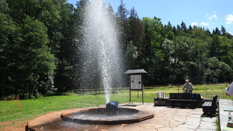 Ein aufgedrehter Brunnen demonstriert den Druck, unter dem das Thermalwasser in Schönbrunn steht.