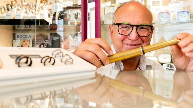 Uhrmachermeister und Juwelier Andreas Renger aus Bautzen freut sich, dass wieder mehr Menschen in der Stadt zum Einkaufen unterwegs sind.