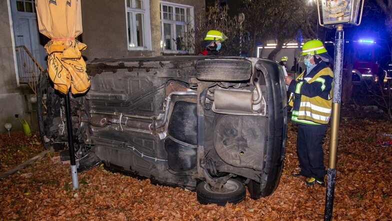 In der Nacht zum Mittwoch überschlug sich ein VW in Deutschbaselitz bei Kamenz. Zwei Personen wurden verletzt.