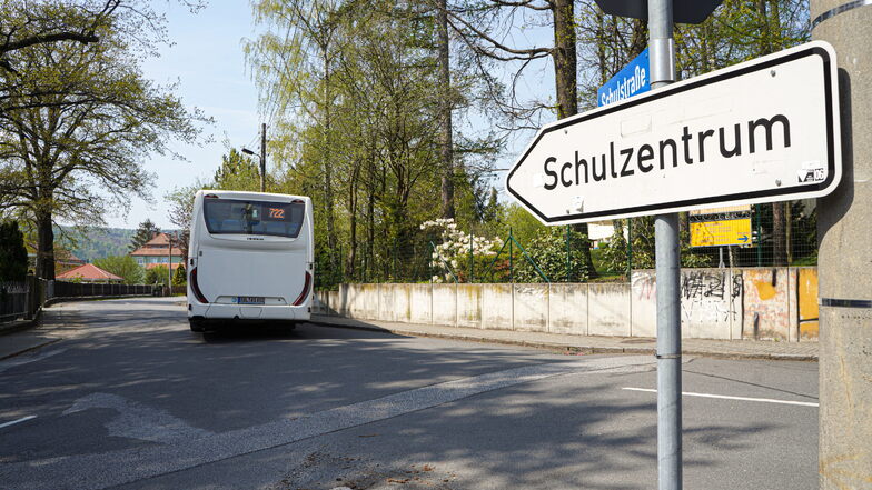 In Wilthen wird ab Donnerstag die Schulstraße von der Mönchswalder Straße bis zum Busplatz saniert, sie wird daher gesperrt. Auch auf einigen Buslinien ist mit Einschränkungen zu rechnen.