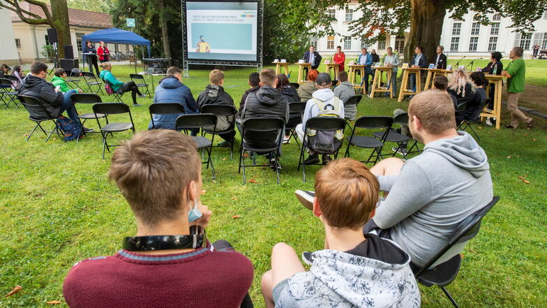 Bei der vom Jugendring Pirna organisierte U18-Wahl-Party im Park der Musikschule in Pirna wurden auf der Leinwand auch Filme zur Wahl des Comedy-Duos Günther und Hindrich gezeigt. (1/5)