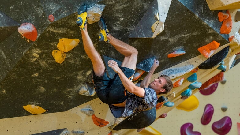 Dean Pommer kommt mehrmals die Woche in die Mandala-Boulderhalle. Bouldern – also klettern ohne Seil – ist sein großes Hobby.