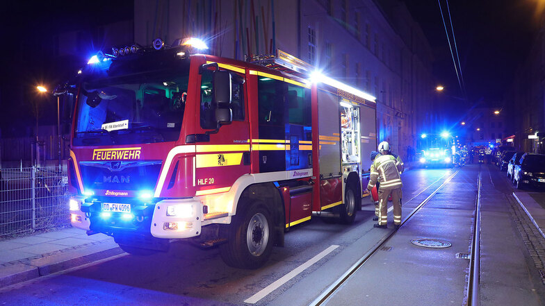 In der Görlitzer Straße in der Neustadt in Dresden stand in der Nacht zu Mittwoch eine Mülltonne in Flammen. Das Feuer griff auf die Fassade einesHauses über.
