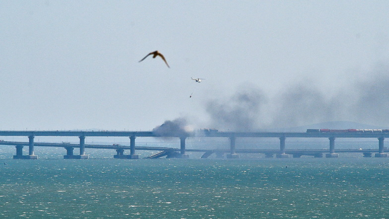 Eine Explosion und ein schwerer Brand haben die Krim-Brücke zwischen Russland und der von Moskau annektierten Schwarzmeer-Halbinsel schwer beschädigt.