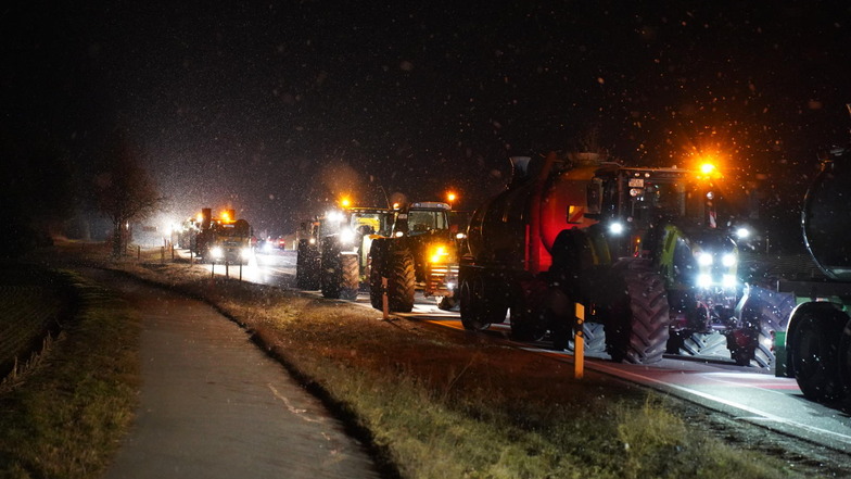 Protest der Landwirte gegen die Agrarpolitik der Bundesregierung an der Autobahnauffahrt Bautzen-Ost.