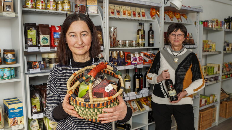 Wiedereröffnung des Eine-Welt-Ladens in Bischofswerda: Sigrun Nützsche (l.) und Hildegard Hopf laden mit dem Team ab 12. Februar auf die Kirchstraße 8 zum fairen Einkaufen ein.