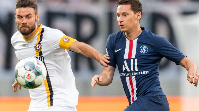 Niklas Kreuzer (l.) im Zweikampf mit dem deutschen Nationalspieler Julian Draxler, der zum 2:0 für Paris traf.