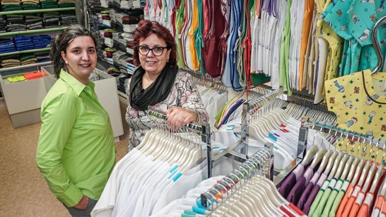 Eine Familie im Dienste der Arbeitskleidung: Grit Hartmann (r.) leitet das Unternehmen Kunath-Textilien in fünfter Generation. Ihre Tochter Stefanie unterstützt den Betrieb im Außendienst.