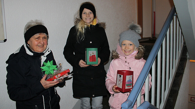 Mit großer Freude bewundert Ingrid Urbantke die fertigen Weihnachtslaternen der beiden Zirkelmitglieder Sophie (Mitte) und Ida (rechts).