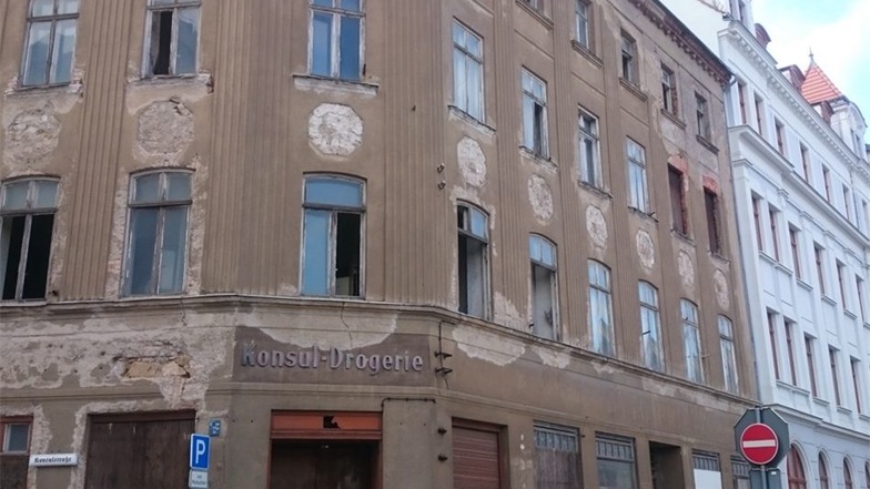 Die Kameraden haben mehrere Fensterflügel und Scherbenreste von dem Eckhaus Konsulstraße/Postplatz entfernt.