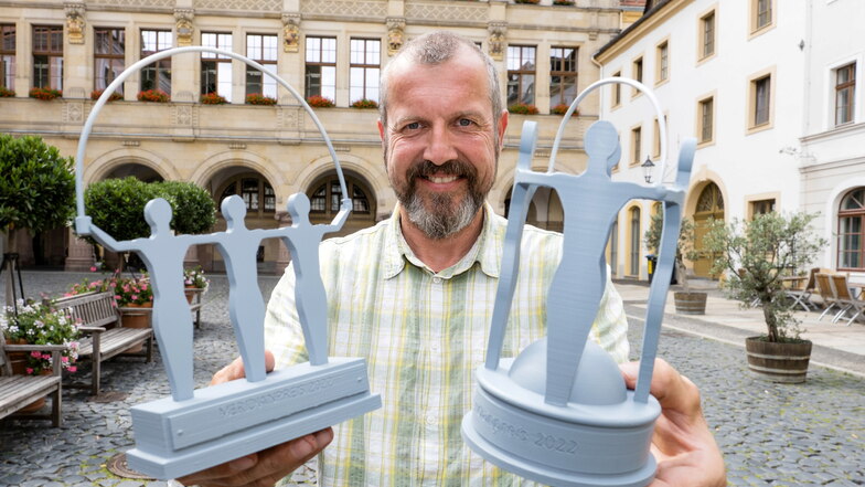 Metallkünstler Uwe Lehmann zeigt zwei Kandidaten für den Pokal "Meridian des Ehrenamtes " vor dem Görlitzer Rathaus. Der CDU-Kreisverband Görlitz will jetzt auch einen Ehrenamtspreis stiften.