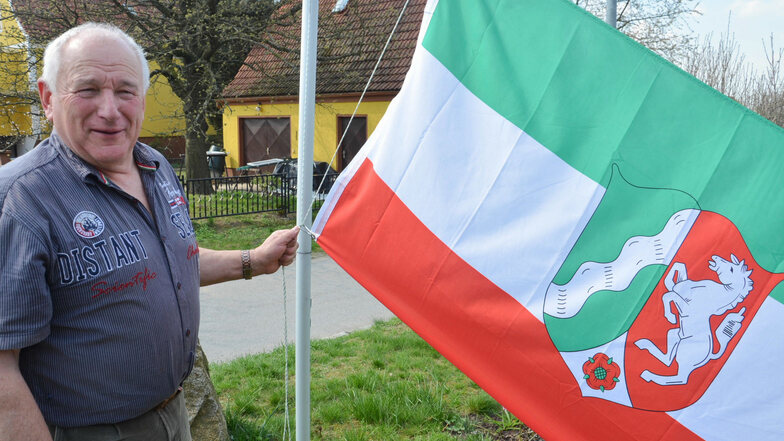 Aktuell kommt der Besuch aus Nordrhein-Westfalen. Helmut Zaunick hisst dafür die Flagge des westlichen Bundeslandes.