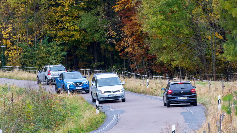Die Fahrzeugkolonne quält sich über die marode Straße Hengstberg zwischen Bannewitz und Freital.