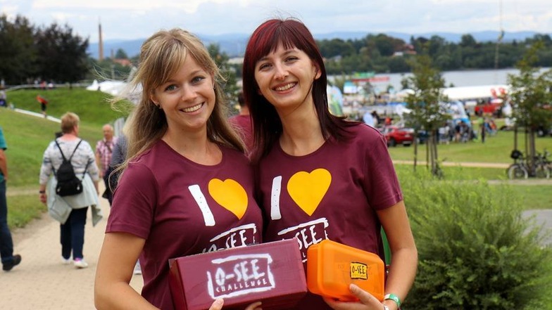 Bei der O-See-Challenge wird auch Geld gesammelt für soziale Zwecke: Christina und Jenny verkaufen Spenden-Bändchen.