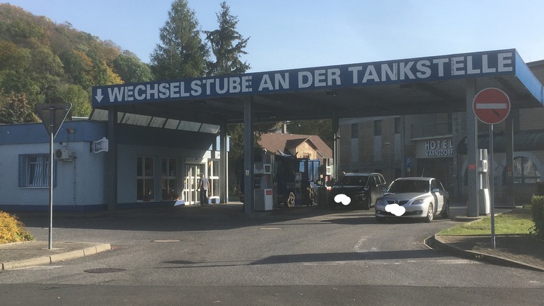 An der Tankstelle in Varnsdorf, nur wenige Meter über die Grenze von Seifhennersdorf, tankten gestern zahlreiche Deutsche.