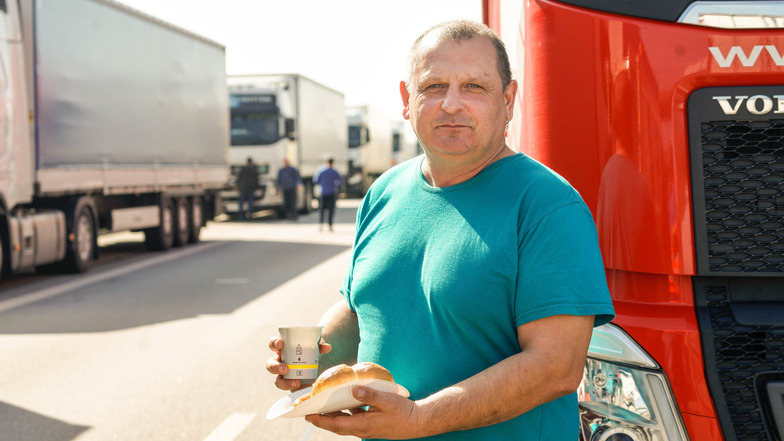 Ein Kaffee und ein Imbiss: Fahrer Oleg aus Weißrussland steht seit mehr als 10 Stunden im Stau.
