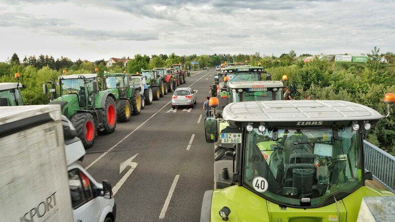 40 Traktoren bei Demo auf A4-Brücke in Bautzen