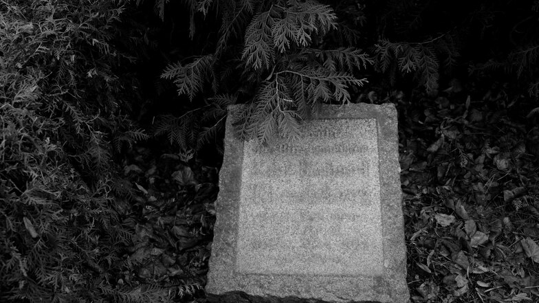 Grab mit Kissenstein des ehemaligen Oberbürgermeisters Karl Richard Hirschstein auf dem Nikolaifriedhof.