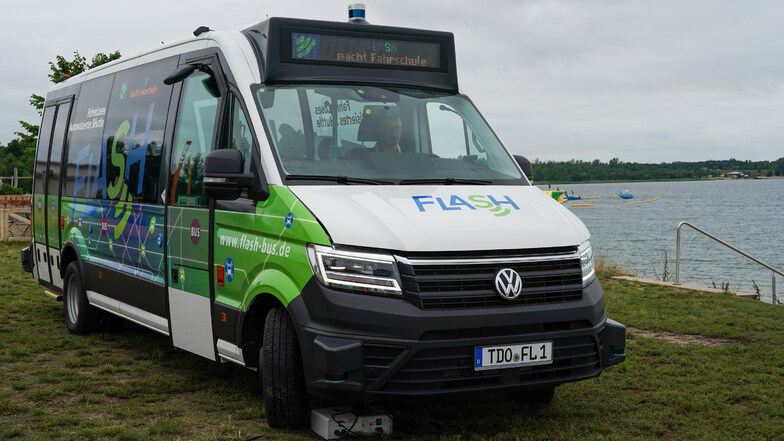 Ein Bus-Shuttle am Ufer des Schladitzer Sees bei Leipzig: Die Aufschrift „FLASH“ steht für fahrerloses automatisiertes Shuttle.