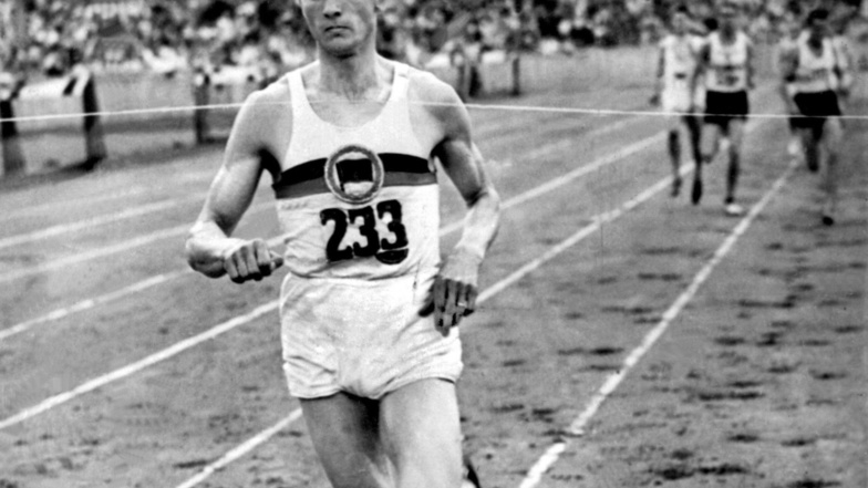 Als Dresdner Leichtathleten noch Titel gewannen: Im Berliner Olympiastadion eilte Rudolf Harbig bei der deutschen Meisterschaft 1939 der Konkurrenz über 800 Meter weit voraus.