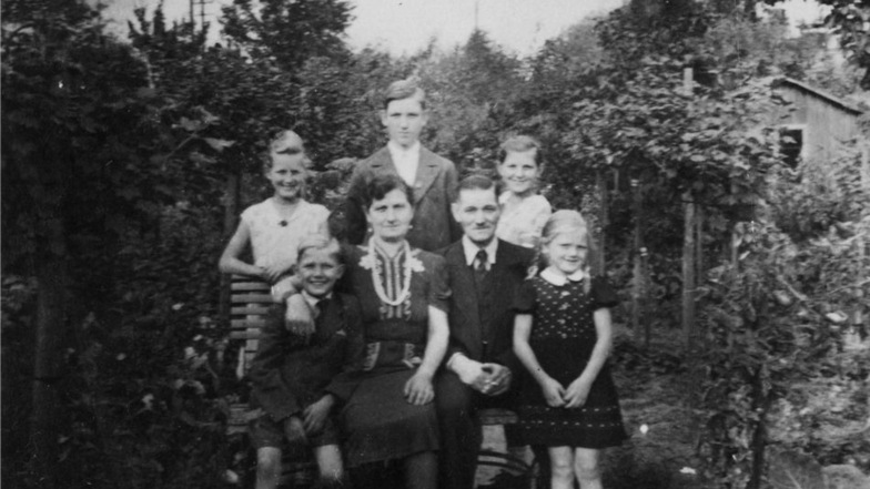Fritz und Adelheid Burbat mit Benno, Stefan, Hildegard, Monika und Gisela in ihrem neuen Zuhause in Bautzen. Das Foto entstand 1951.