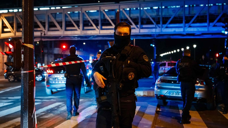 Ein Polizeibeamter steht am Tatort Wache. Ein mutmaßlicher Islamist hat unweit des Eiffelturms am Samstagabend einen deutschen Touristen mit einem Messer getötet.