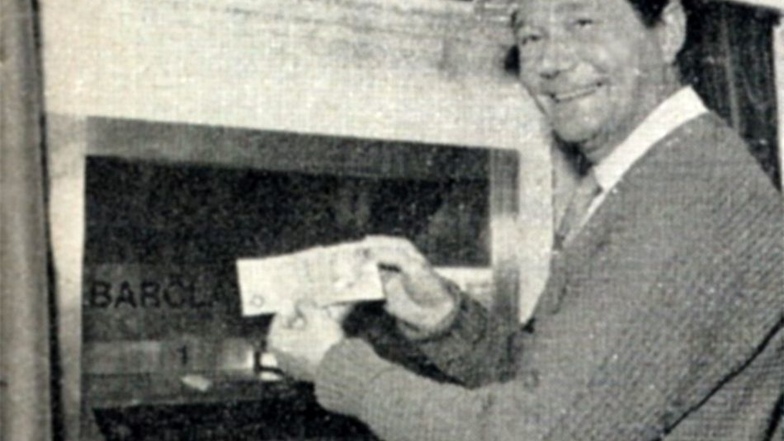 Der Schauspieler Reg Varney war 1967 der Erste, der an einem Geldautomaten Geld abgehoben hat.