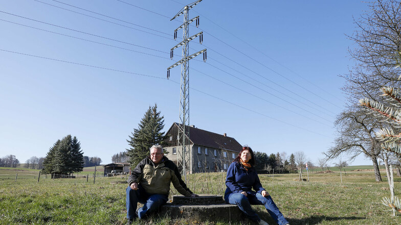 Strommasten über den Grundstücken in Lauba:
Kerstin Schlagehan (rechts) und Nachbar Klaus Peter Liebe hätten die Leitungen gern nicht mehr über ihren Köpfen.