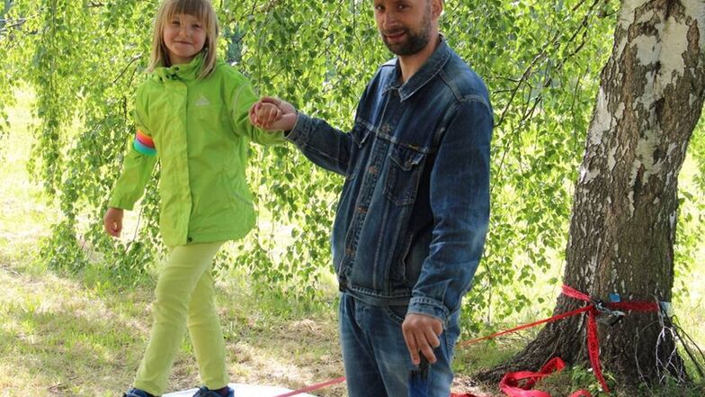Mithilfe ihres Papas Marko Wroblewski versuchte sich die siebenjährige Klara auf der Slackline.