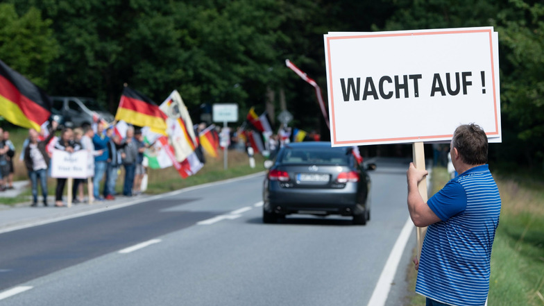 Im Juli 2020 entstand dieses Foto: Ein Teilnehmer hält an der B96 ein Schild mit der Aufschrift "Wacht auf!". in den Händen. Die "stillen Proteste" halten sich seit Monaten hartnäckig.