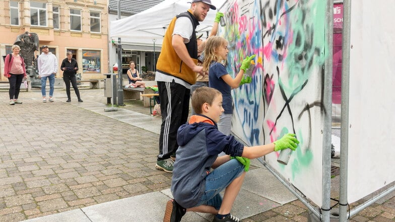 Kinder haben sich bei der ersten Kulturnacht bei einem Workshop des Vereins Treibhaus auf dem Niedermarkt im Sprühen von Graffiti ausprobiert.
