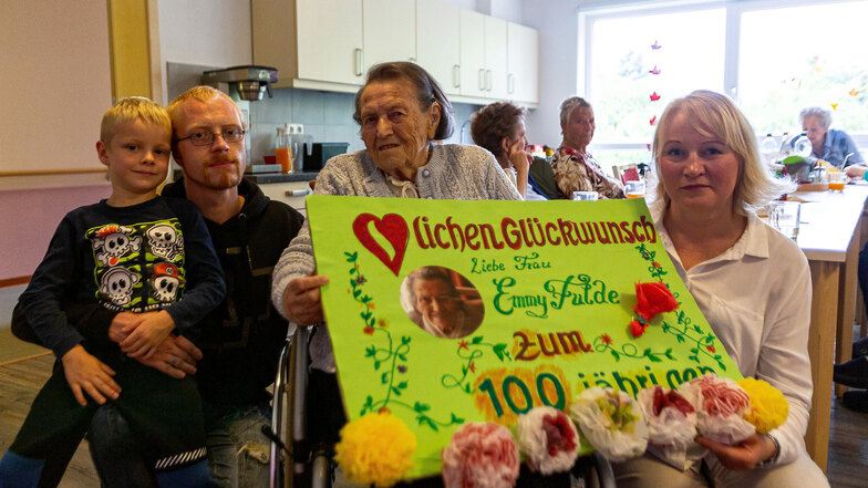 Umgeben von ihrer Familie beging Emmy Fulde gestern ihren 100. Geburtstag. Liebevoll gestaltet war nicht nur ihr Geburtstagstisch, sondern auch die Glückwunschkarte der Bewohner.