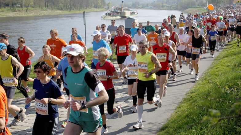Läufer beim Oberelbe-Marathon: Wenn sie Pirna durchqueren, wird es vorübergehend eng.