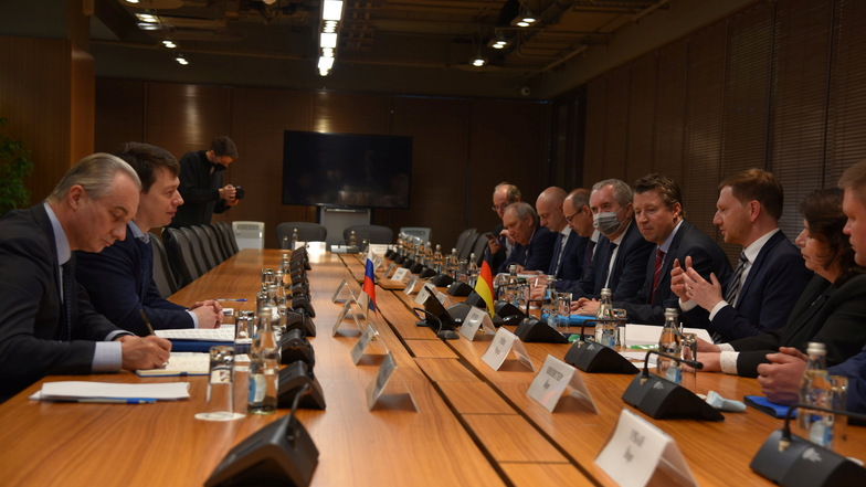 Sachsens Ministerpräsident Michael Kretschmer (3.v.r) führt ein Gespräch mit Russlands stellvertretendem Minister für wirtschaftliche Entwicklung, Wladimir Ilijtschjow (2.v.l), im Ministerium.