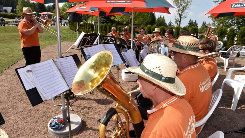 Im August 2019 traten die Schmiedeberger zum Musiksommertag in Oberbärenburg auf dem Kurplatz  auf.