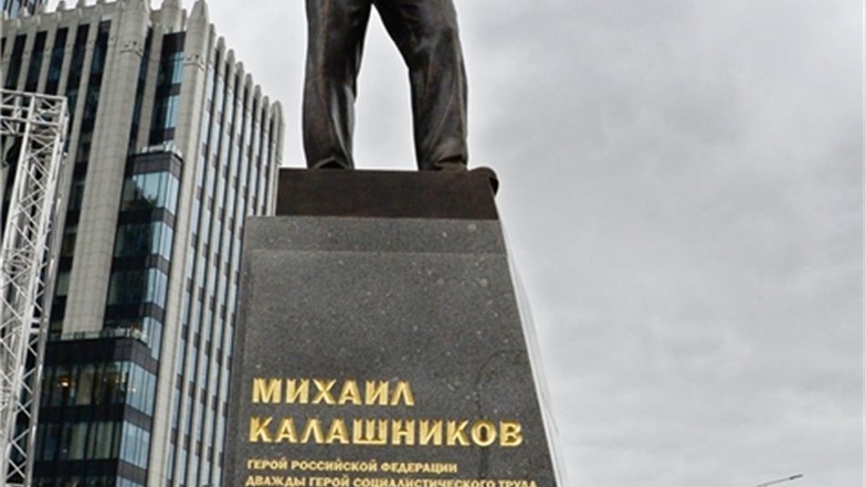 Das sieben Meter hohe Denkmal zeigt den Ingenieur Kalaschnikow mit einer AK-47 in der Hand - jener Waffe, die er 1947 entwickelte und von der es weltweit mehr als hundert Millionen Exemplare gibt.