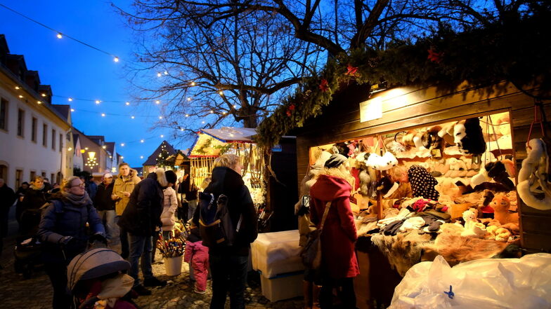 Händler öffnen an drei Adventswochenenden ihre Stände auf dem Dorfanger Altkötzschenbroda.