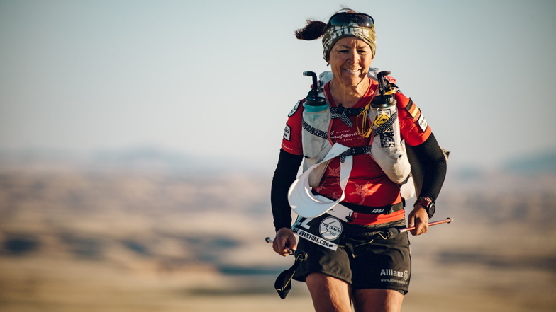 Kerstin Kupka lief in Namibia Ende Mai in neun Tagen 520 Kilometer durch eine Steinwüste. Die Schlafutensilien und Proviant trug die 55-jährige Extremläuferin in einem Rucksack.