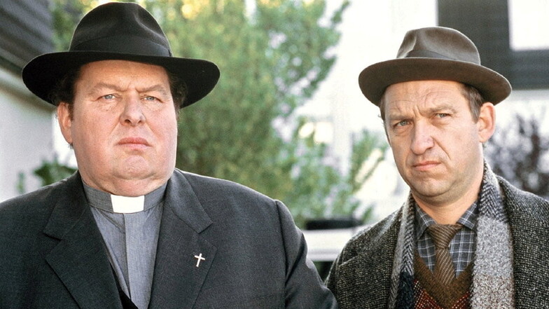 Ottfried Fischer (links) als Pfarrer Braun im Film "Kein Sterbenswörtchen", der unter anderem in Löbau gedreht wurde.