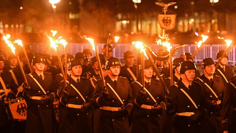 Soldaten nehmen an dem Großen Zapfenstreich in Berlin teil, um den Afghanistan-Einsatz der Bundeswehr zu würdigen.