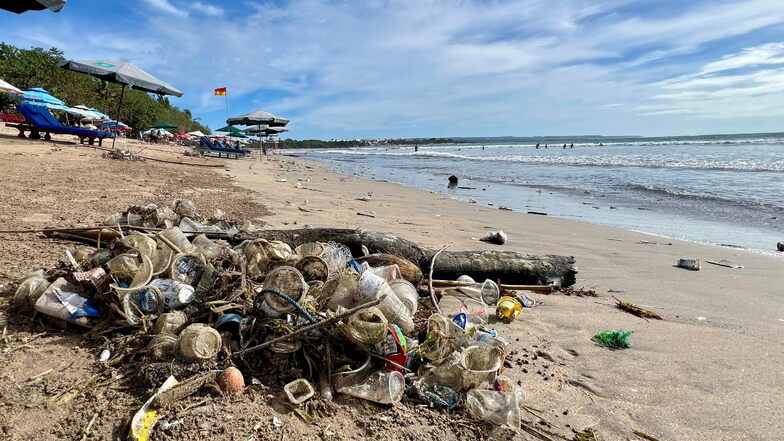 Tumpukan sampah tergeletak di pantai Kuta.