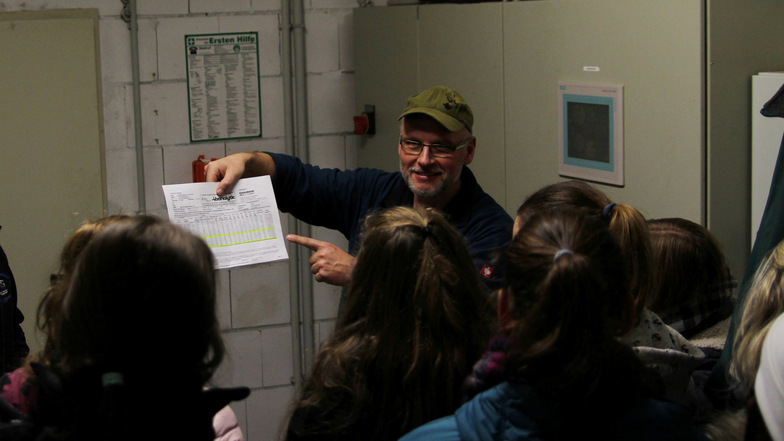 Landwirt Sven Krawczyk vom Landgut Westewitz erklärt Schülern des Städtischen Gymnasiums Mittweida die Funktionsweise einer Biogasanlage.