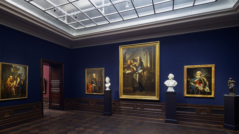 Die französische Malerei des 18. Jahrhunderts wird auf blauem Grund präsentiert.  Skulpturen ermöglichen Vergleiche.