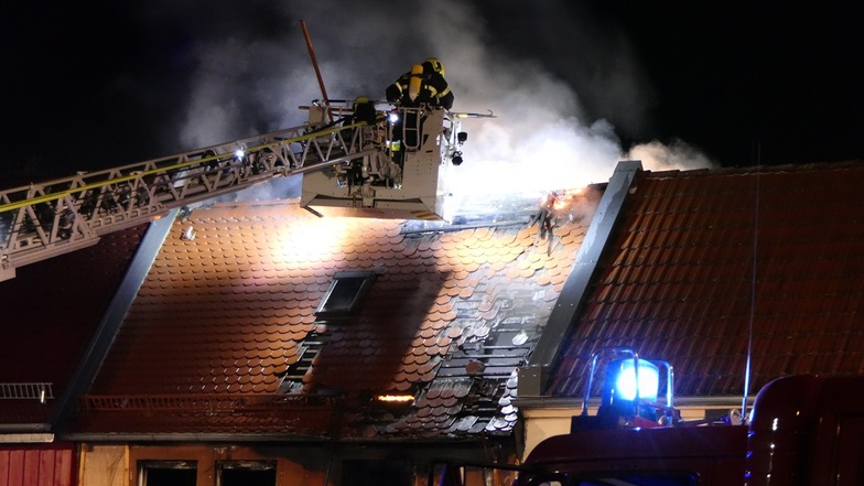 Feuerwehr löscht Dachstuhlbrand in Borsdorf bei Leipzig