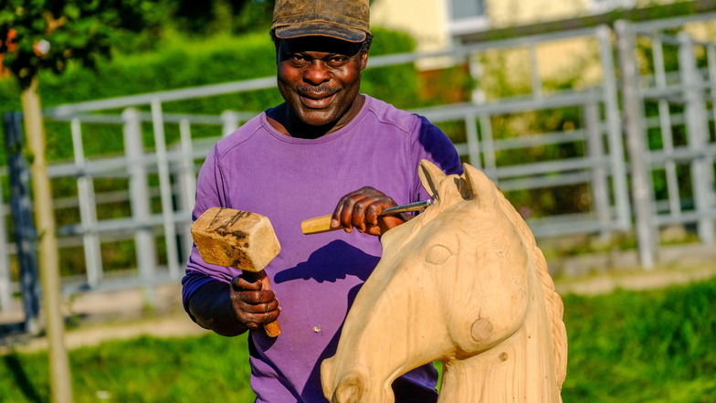 Boniface Ametepe: Der Künstler aus Togo hat eine schützende Hand unterm Pferdekopf im Eichenholz gestaltet.