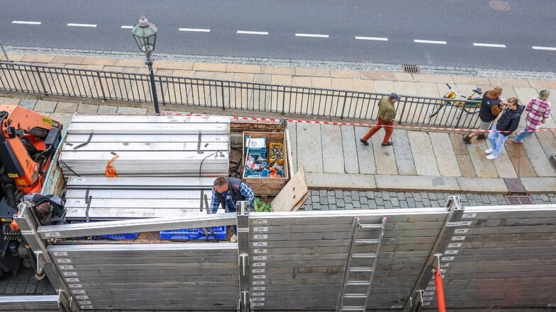 Am Terrassenufer werden erste Flutschutzwände aufgebaut.