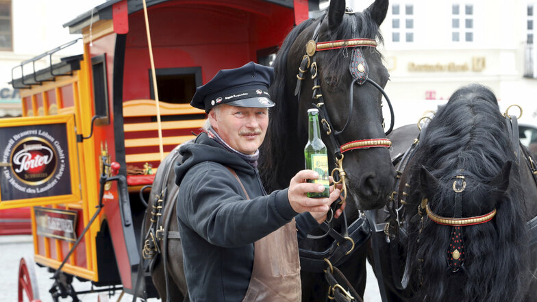 Roland Wünsche von der Bergquell-Brauerei verteilt  zum Tag des Bieres mit der Pferdekutsche Bier auf dem Altmarkt.